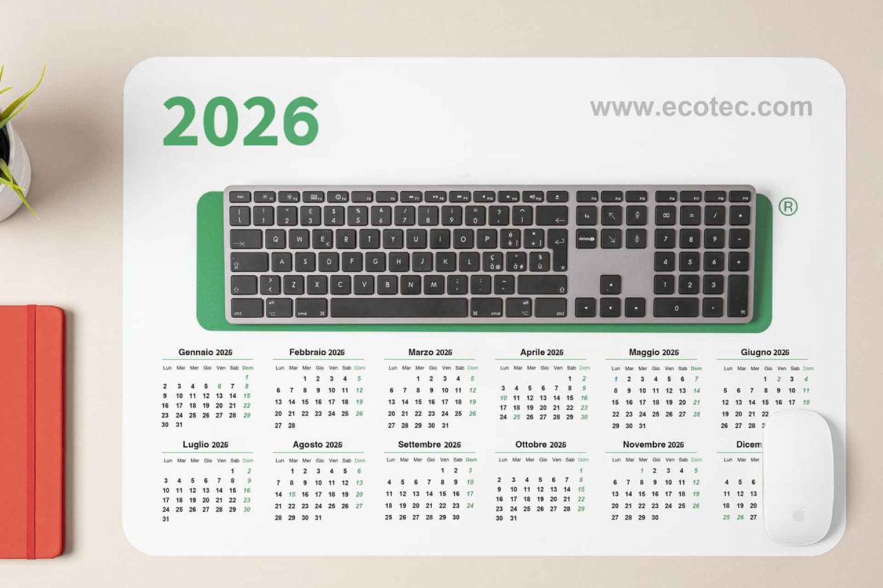 sottomano personalizzato con calendario aziendale 2025 modello classico, layout compatto e orizzontale, con grafica minimal e spazi personalizzabili per logo, claim e contatti. Ideale come gadget promozionale da scrivania.
